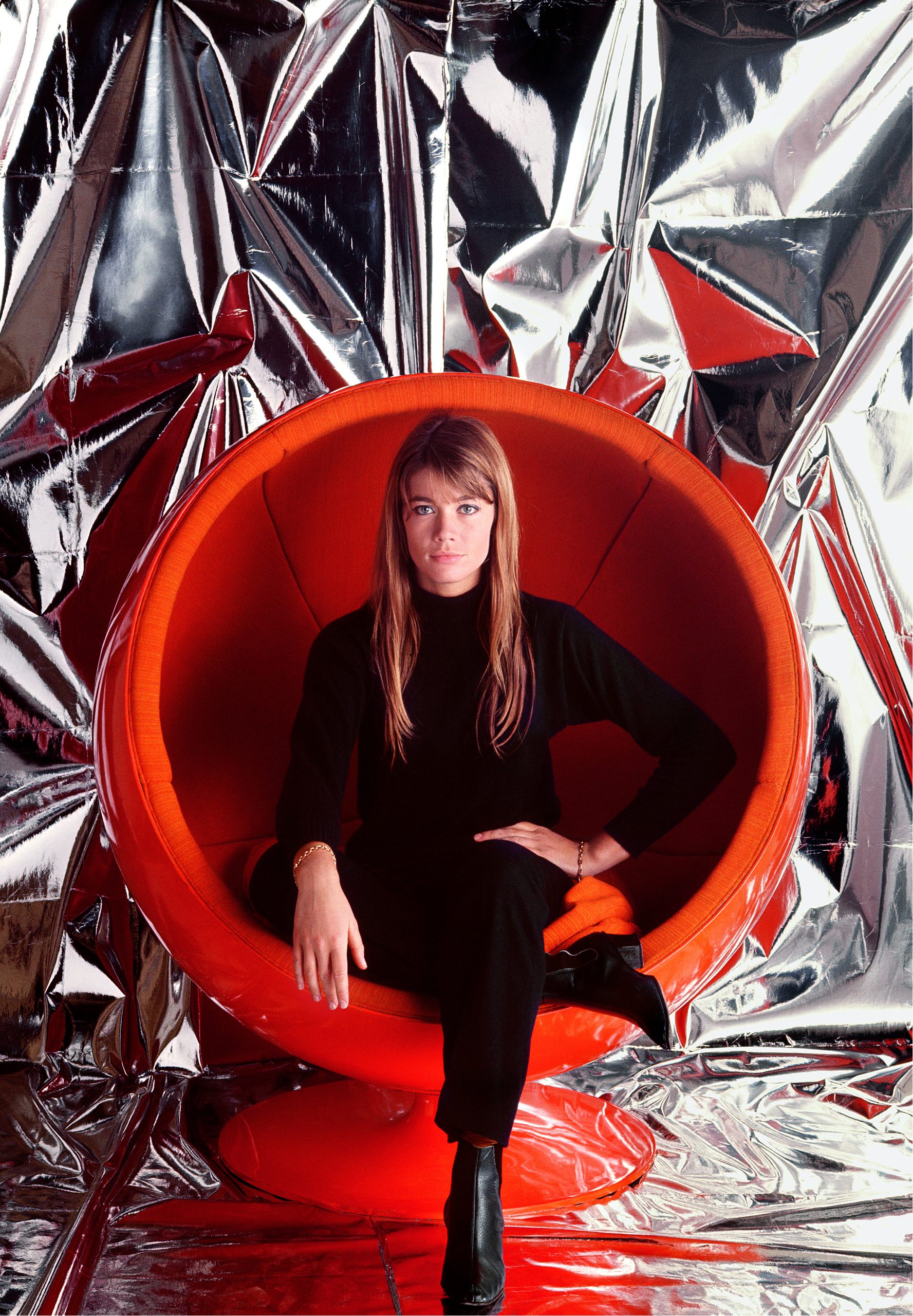 Françoise Hardy en sillón rojo. París, 1966 ©Jean-Marie Périer 2021